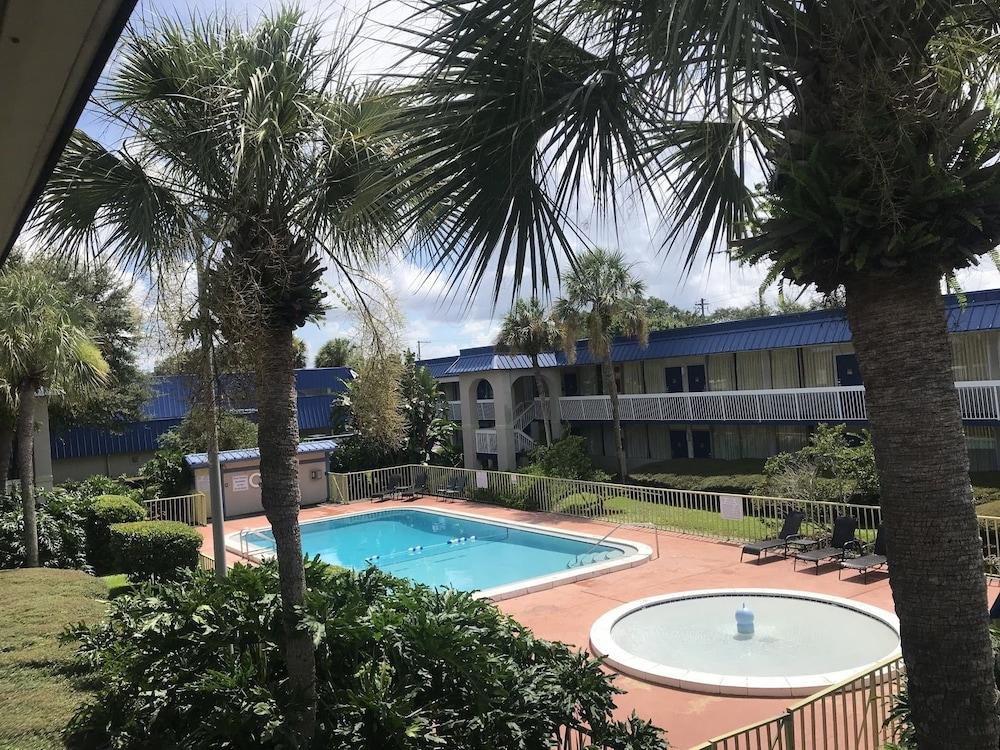 Quality Inn Tampa Lake Magdalene Exteriér fotografie