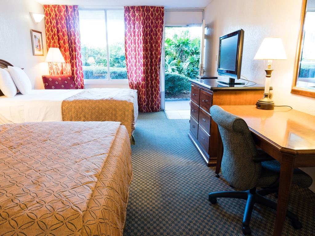 Quality Inn Tampa Lake Magdalene Exteriér fotografie